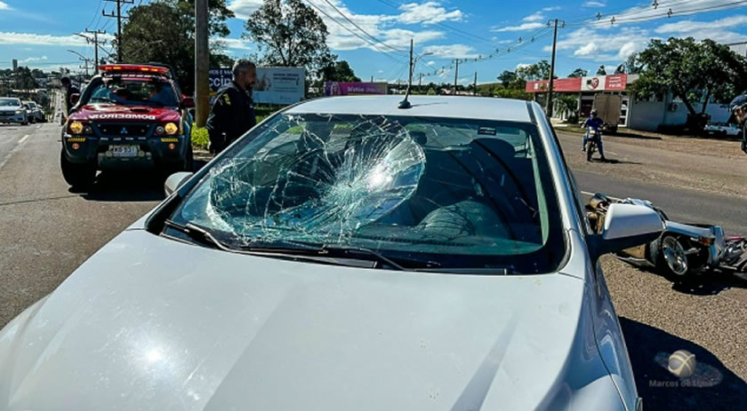 Motociclista fica ferida em colisão frontal na Willy Barth