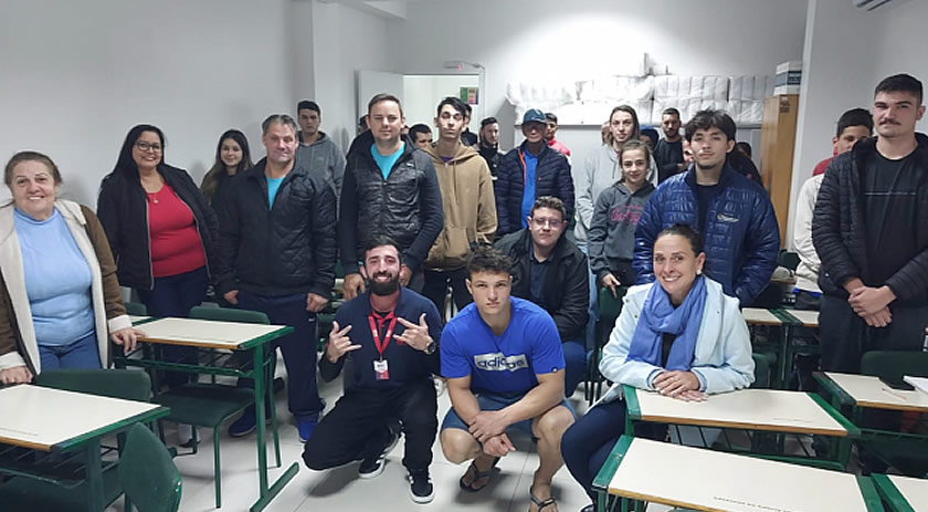 Alunos do Ceja participam de palestra sobre mercado de trabalho