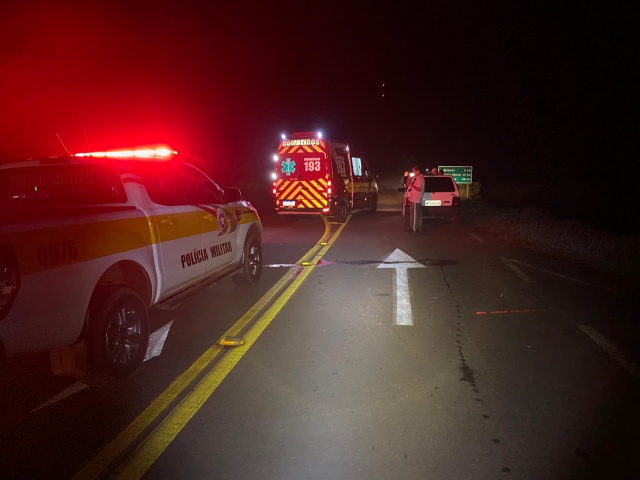 Mulher fica ferida em colisão entre moto e carro na SC-496