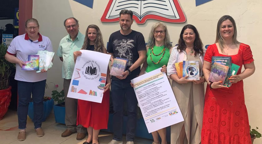 Associação dos Escritores realiza doação de obras