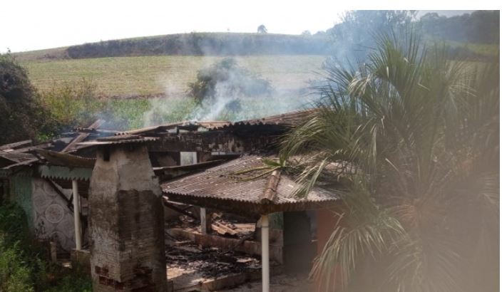 CBMSC de Anchieta atende ocorrência de incêndio em residência no interior