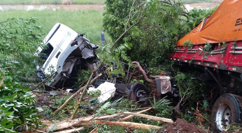 Saída de pista de carreta é registrada na BR-163