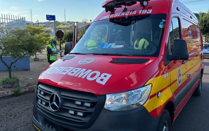 Adolescentes ficam feridos ao colidirem bicicleta na lateral de automóvel