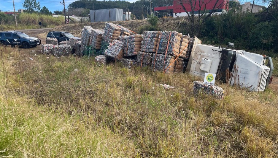 Carreta carregada com recicláveis tomba durante fuga e é apreendida