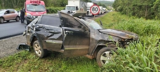 Passageira é encaminhada ao hospital após colisão entre veículos na BR-282