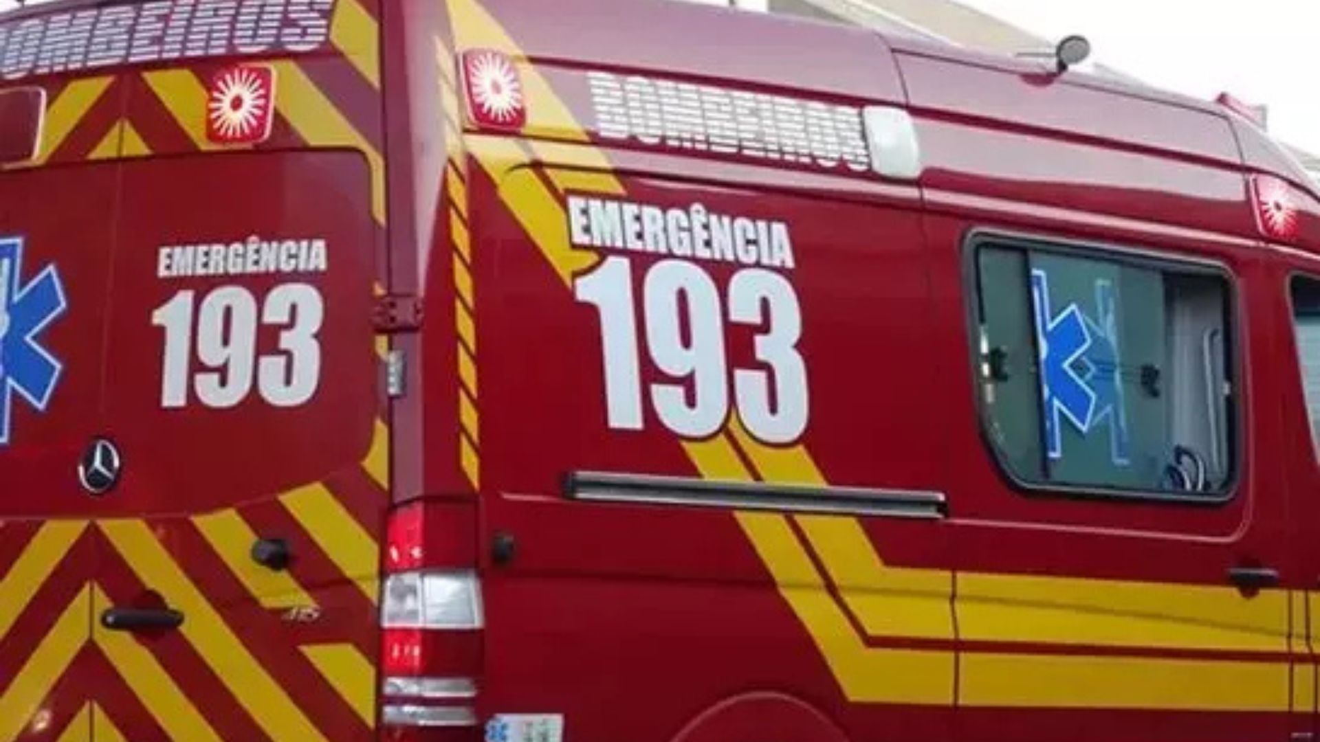 Ciclista morre após ser atropelado e arremessado em ribanceira