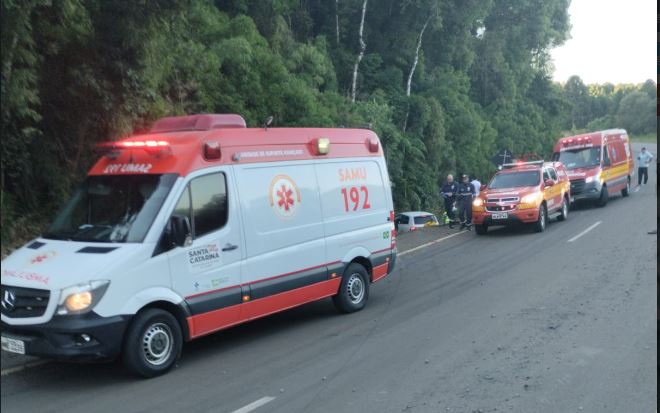 Homem morre após carro colidir em barranco