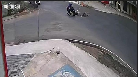 Ciclista é arrastado para debaixo de caminhão após colidir contra motocicleta