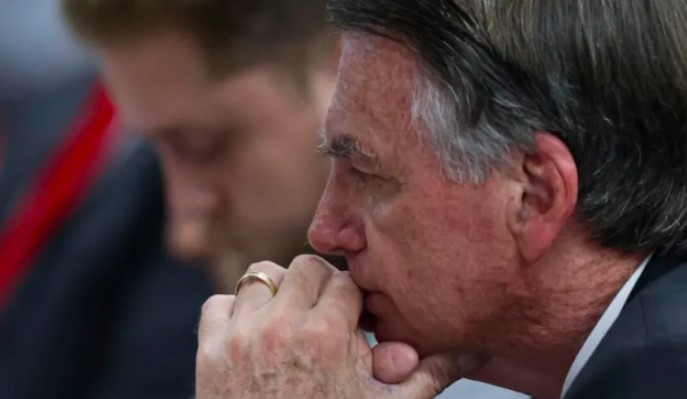 Bolsonaro deixa hospital e volta a cumprir pena em cela da Polícia Federal em Brasília