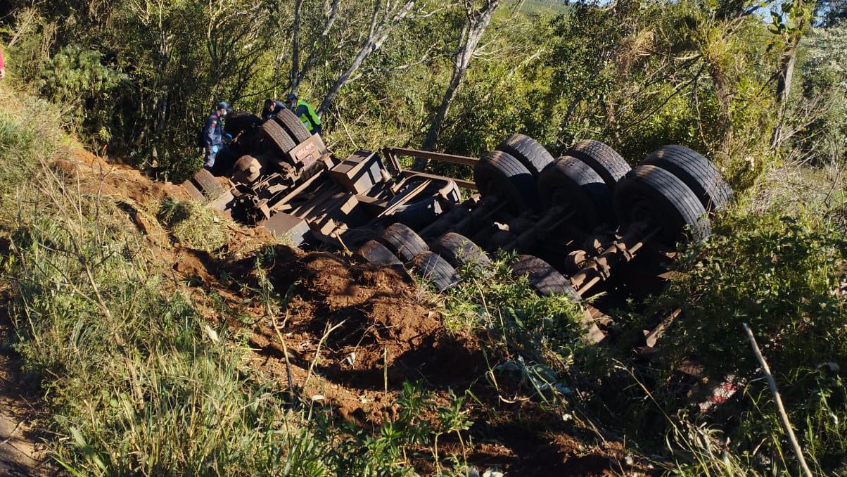 Motorista sai ileso após carreta sair da pista e tombar na SC 161
