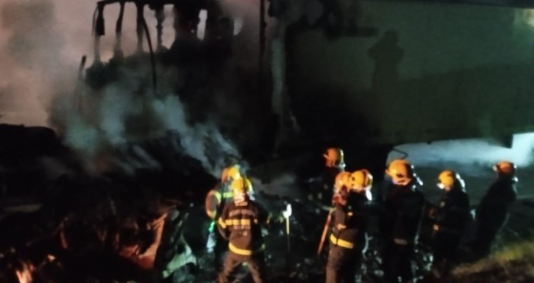 Dois morrem carbonizados após carro bater contra carreta e pegar fogo em Água Doce