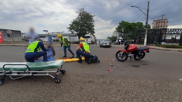 Motociclista fica ferida em colisão com veículo na Willy Barth