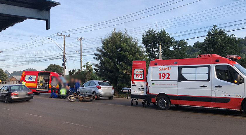 Colisão entre carro e moto deixam homem ferido