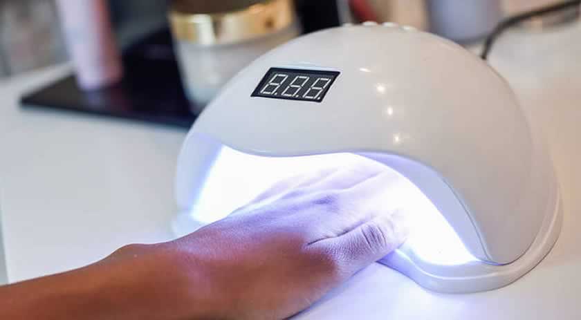 Lâmpadas UV usadas para secar esmalte podem causar câncer