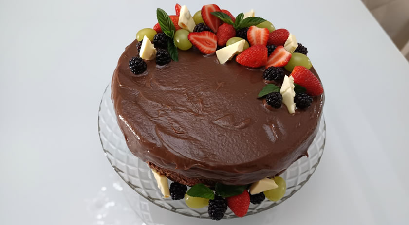 Dete ensina a preparar uma deliciosa torta de chocolate com recheio de morango