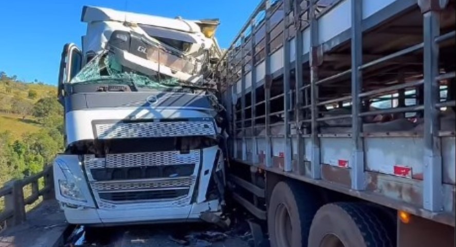Colisão entre caminhões interdita ponte na BR-282