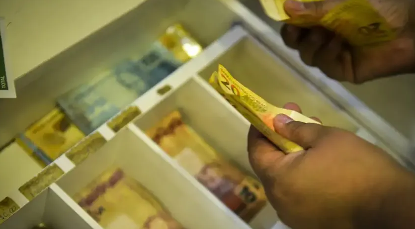 Aposentados e pensionistas começam a receber antecipação do 13º