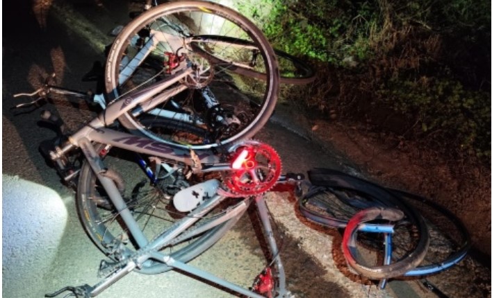 Ciclistas são atropelados em Itapiranga; condutor foge sem prestar socorro