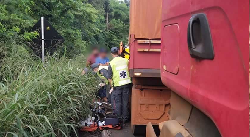 Ciclista fica gravemente ferida após colidir em caminhão no Oeste de SC