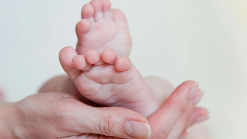 Bebê de apenas 8 dias é socorrida por policial após se engasgar