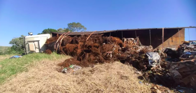Motorista se envolve em acidente na SC-161 e caminhão do Paraguai tomba na rodovia