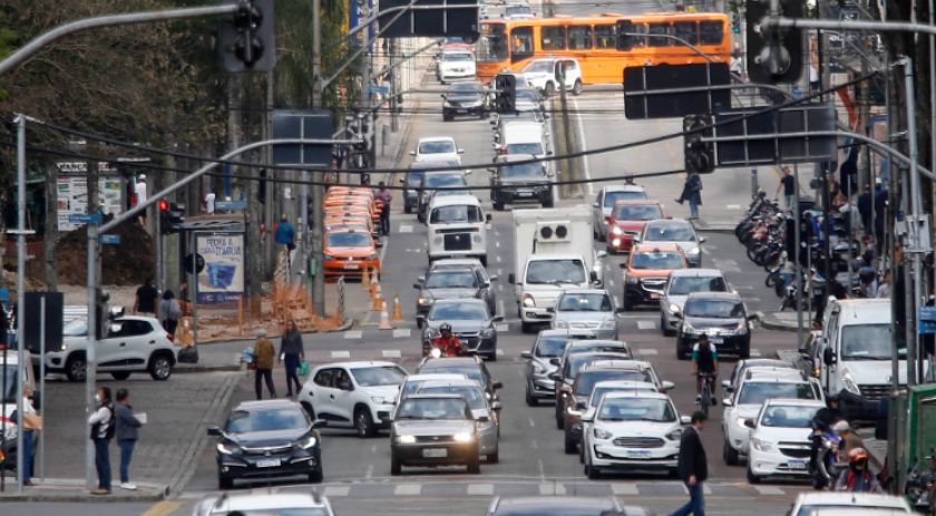 Projeto prevê que placas de veículos voltem a informar cidade e estado