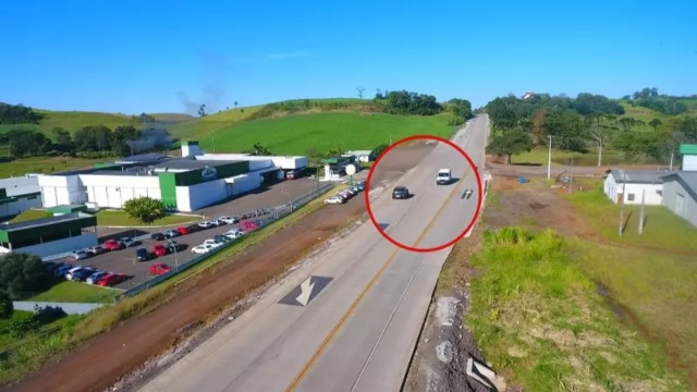 Carro é flagrado andando na contramão na BR-163