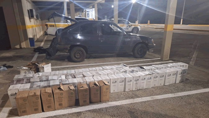 Motorista foge de abordagem e abandona carro com 450 garrafas de vinho