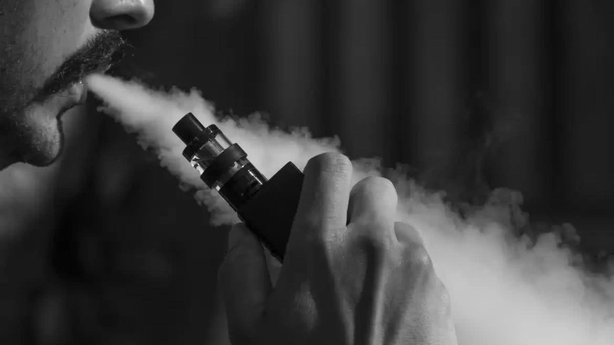 Uso de cigarro eletrônico gera preocupação nas escolas da região