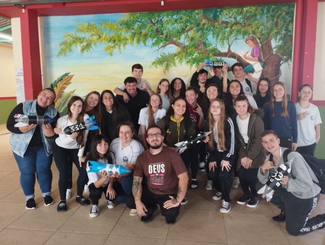 Alunos da Escola de Educação Básica e Casa Familiar Rural de Guaraciaba participam do lançamento de foguetes
