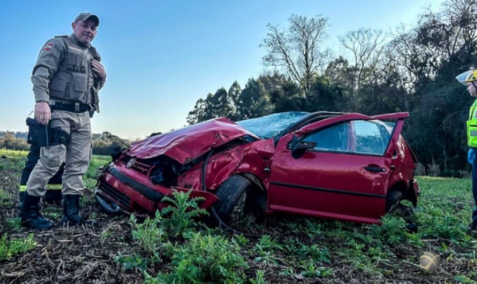 Carro capota e motorista sai caminhando no interior