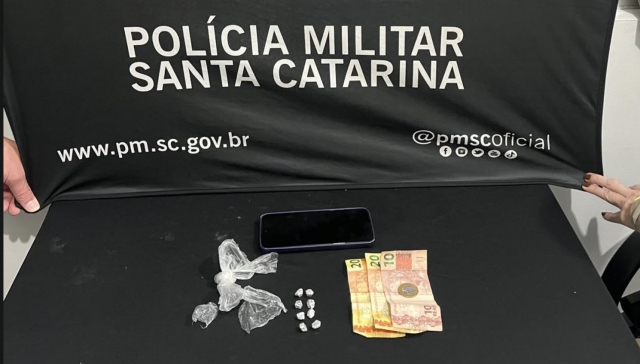 Mulher é presa por tráfico de drogas durante atendimento de Perturbação
