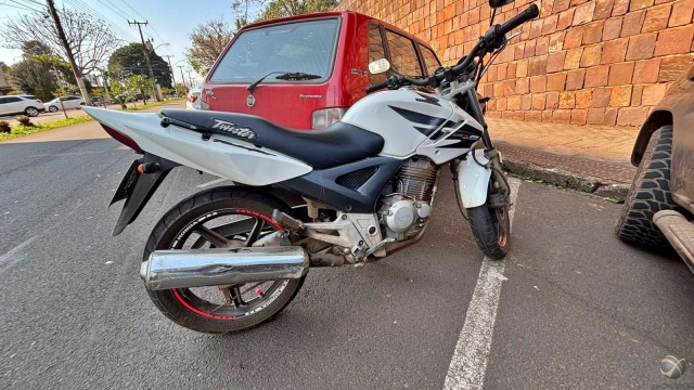 Jovem fica ferido em colisão entre duas motos no centro