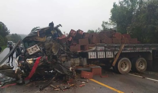 Acidente entre caminhão e carreta bloqueia a BR-282