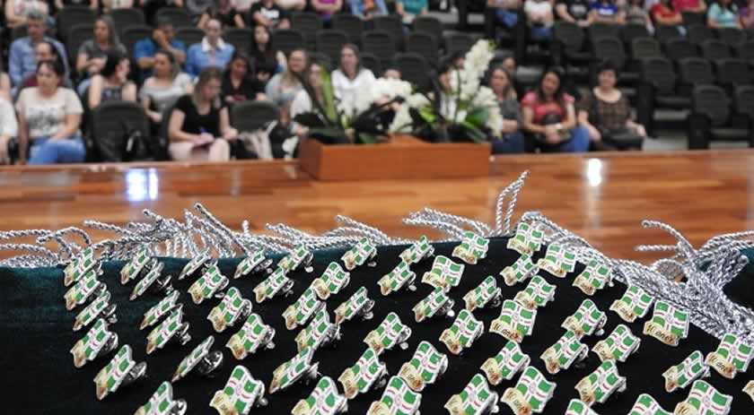 Dia de homenagens e formação para servidores da Educação