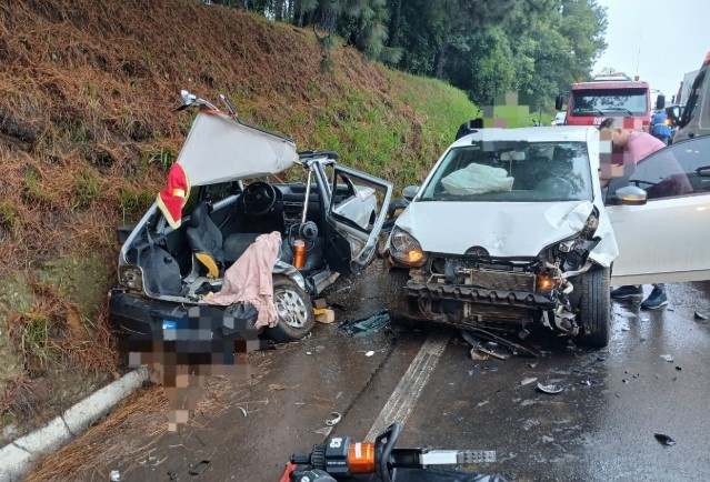 Motorista fica preso nas ferragens após acidente entre veículos na BR-282