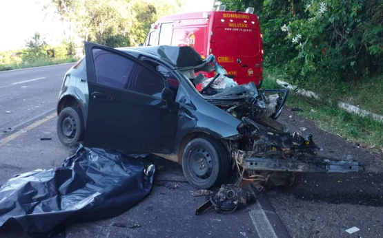 Mulher morre em acidente entre carro e caminhão na BR-386