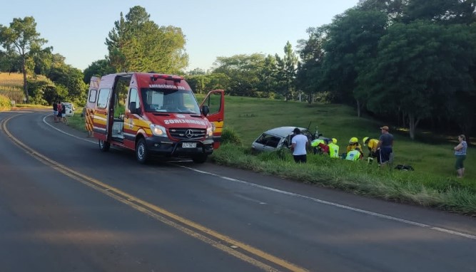 Passageira de carro sofre ferimentos graves em capotamento na SC-163