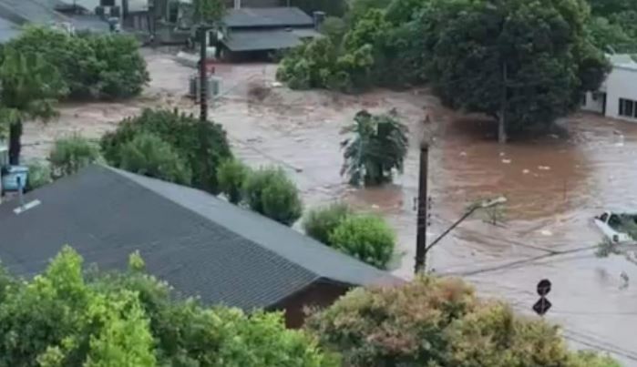 Chuva causa alagamentos em cidades do Oeste e moradores são resgatados de residências