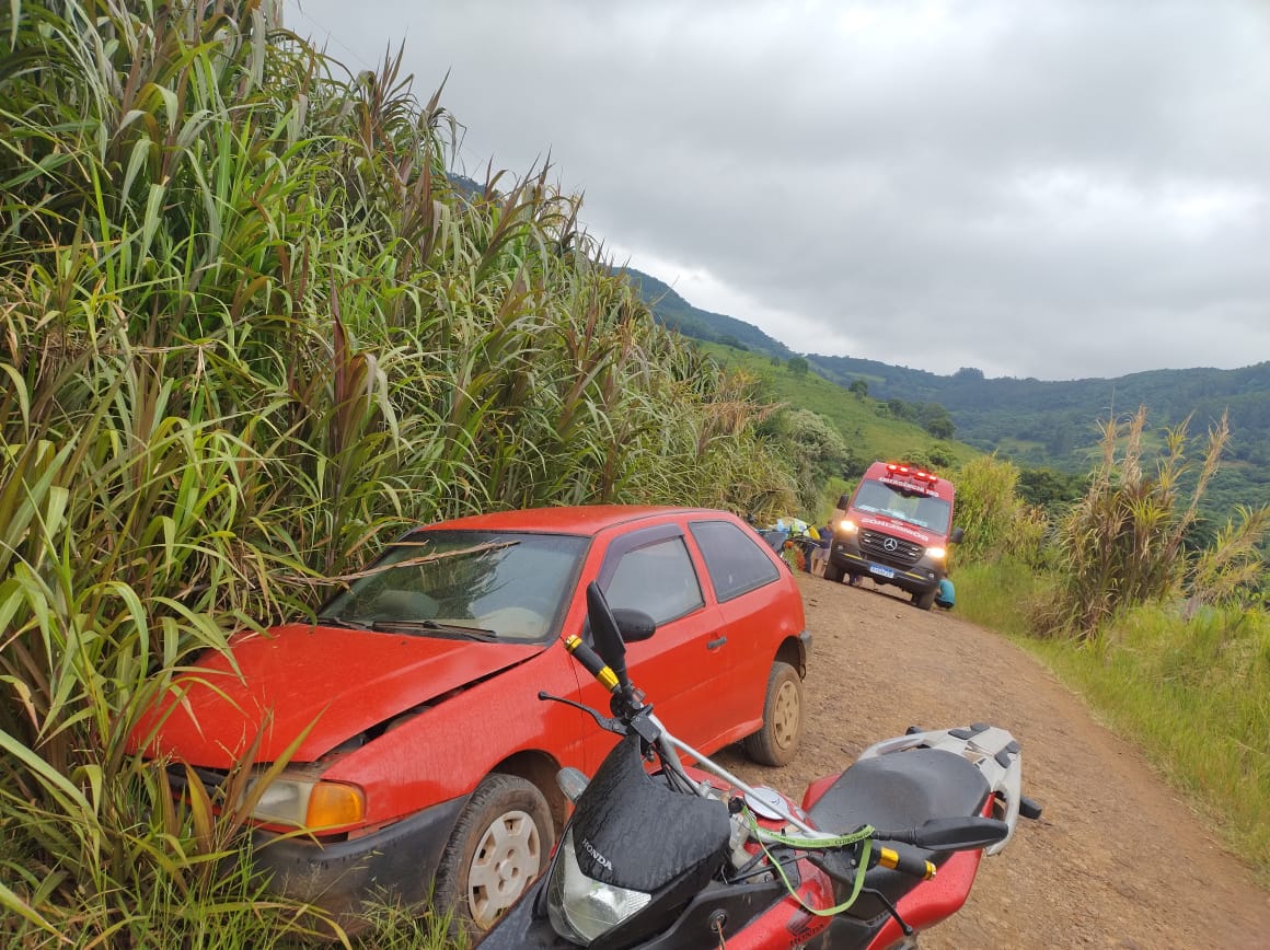 Motociclista fica gravemente ferido após colisão em carro na Linha Treze de Maio