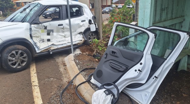 Colisão entre carro e caminhão deixa dois homens gravemente feridos na SC-305