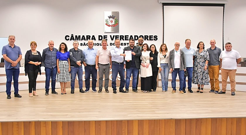 Câmara de Vereadores presta homenagem póstuma à professora Oralina Borges