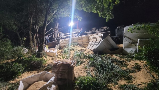 Caminhoneiro sai ferido em tombamento no Oeste de SC