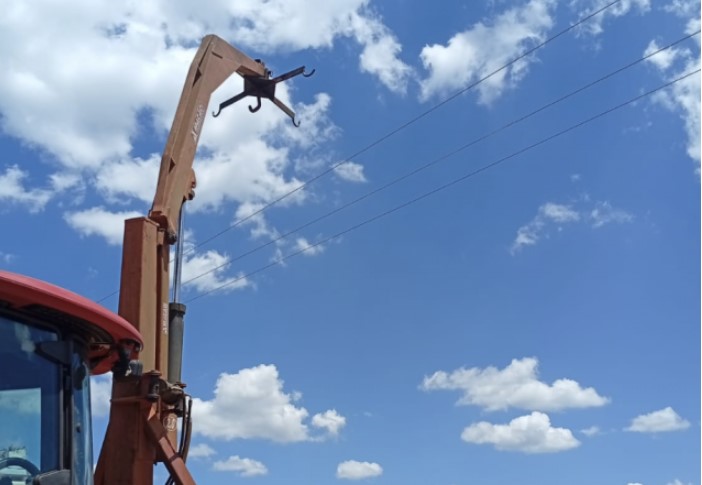 Trator enrosca em rede elétrica, causa falta de energia e Celesc emite alerta de segurança em São Miguel do Oeste e região