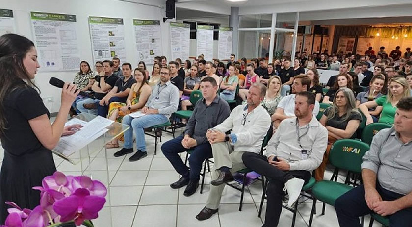 Abertura do 9º Agrotec da Uceff é marcada por palestra sobre marca pessoal