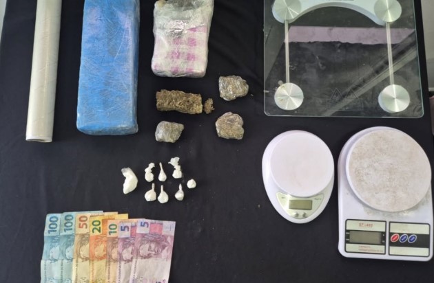 Três pessoas são presas com mais de 1 kg de drogas