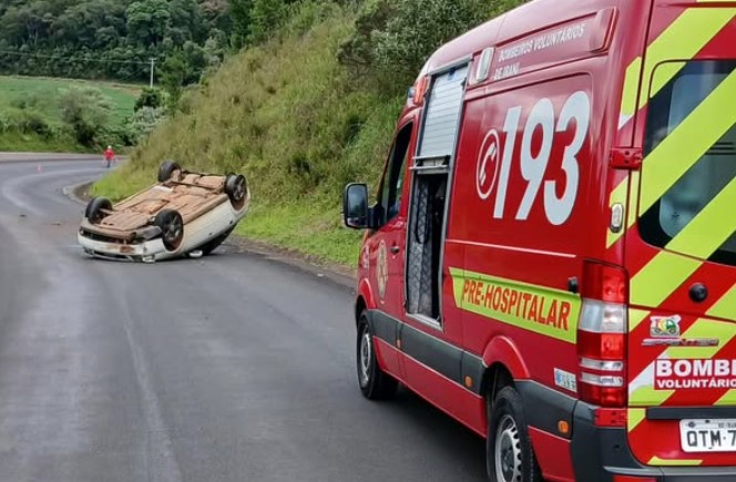 Bombeiros atendem capotamento de automóvel