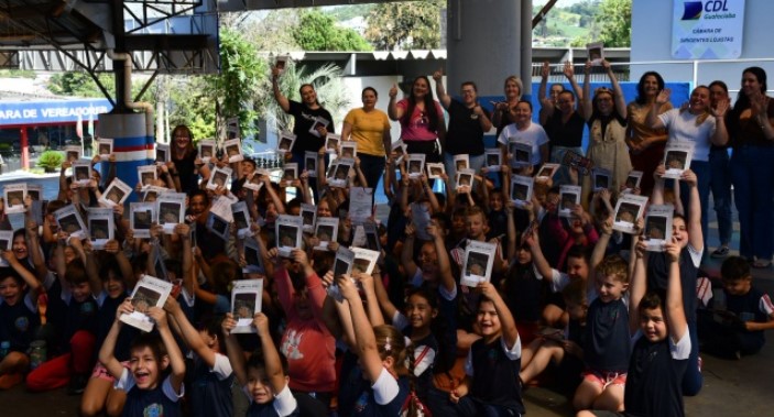 Guaraciaba recebe BiblioBike pela primeira vez e encanta alunos com contação de histórias