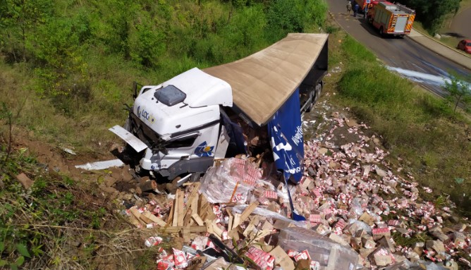 Motorista fica ferido após carreta sair da pista na SC-453