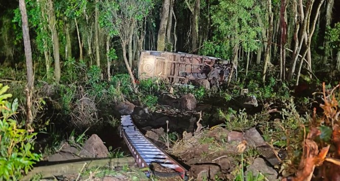 Van da banda Nave Som cai em ribanceira de 10 metros na SC-390; “todos bem”, diz nota